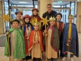 Sternsinger der Pfarrei Sankt Elisabeth Kassel bringen Segen am RP-Gebäude an