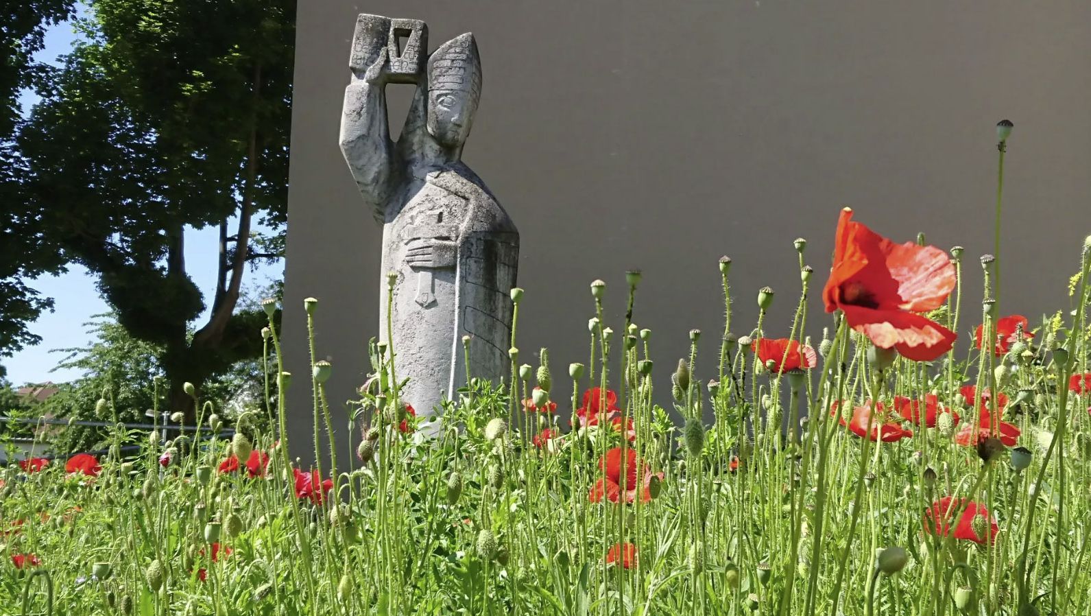 Statue des Heiligen Bonifatius vor der Kirche St. Bonifatius Kassel