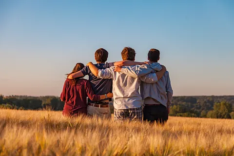 Jugendliche, Arm in Arm